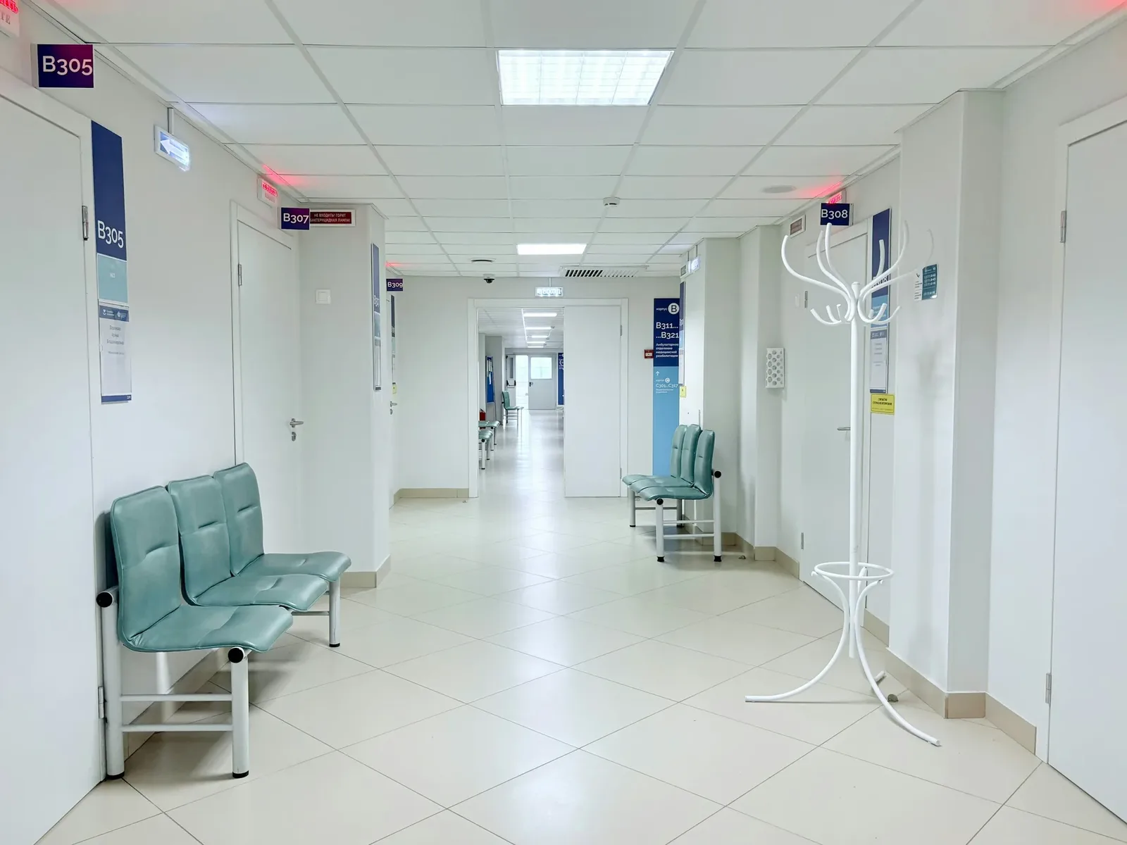 Pasillo de hospital con bancos de espera