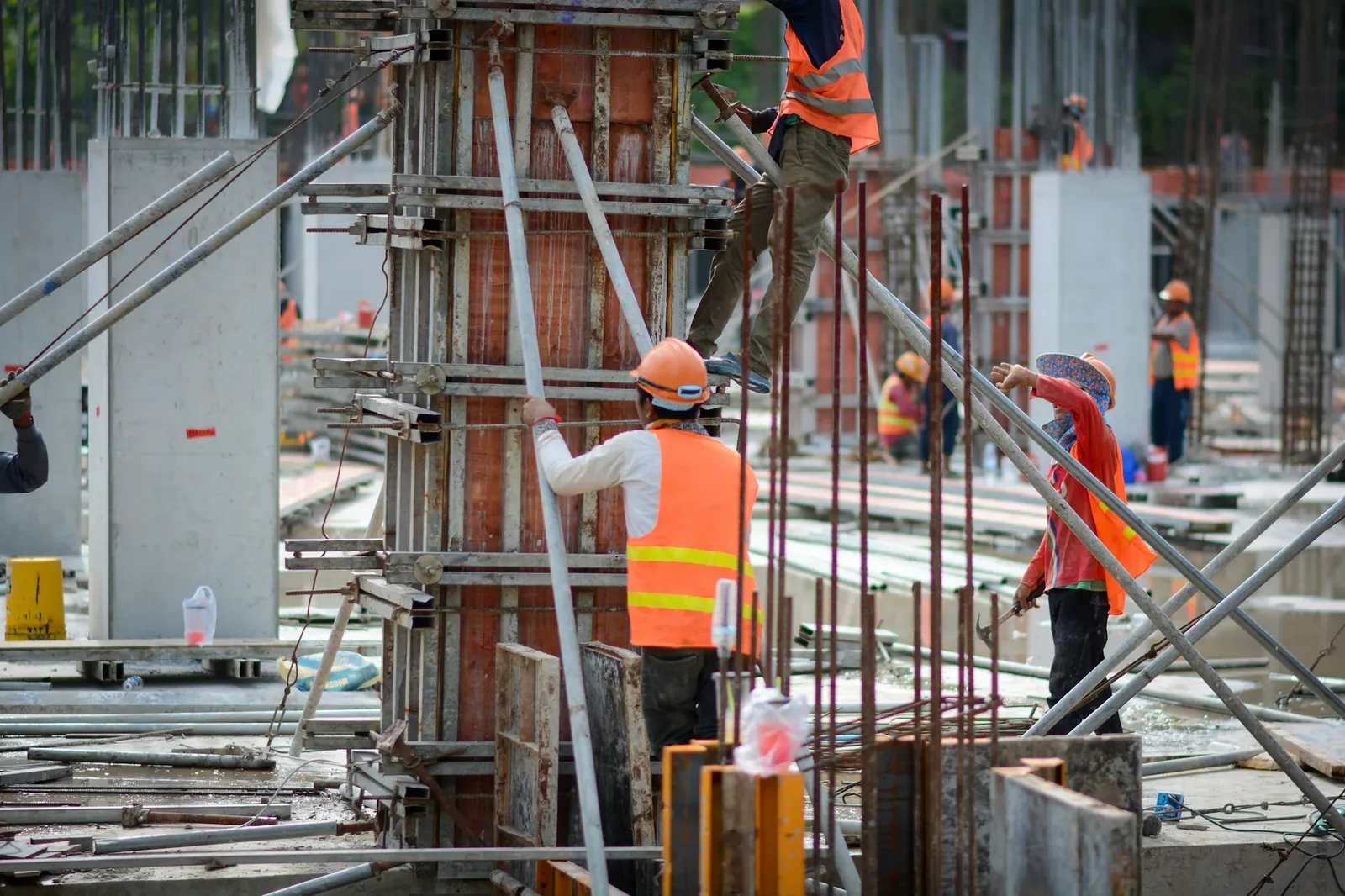 Operarios trabajando en una obra en construcción