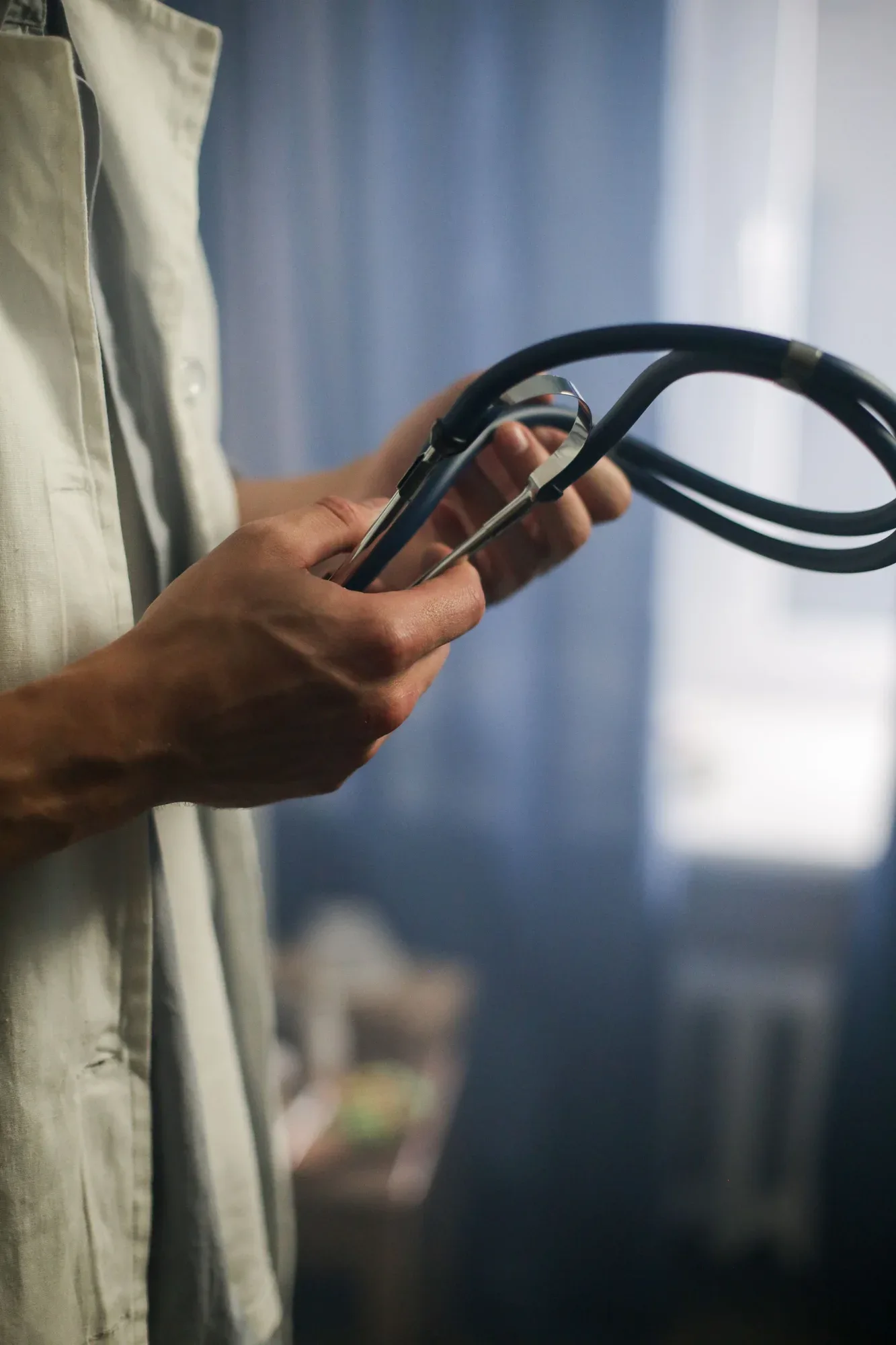 Profesional de la salud con un estetoscopio en la mano