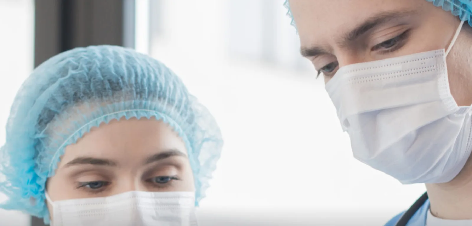 Profesionales de la salud con barbijo y cofia