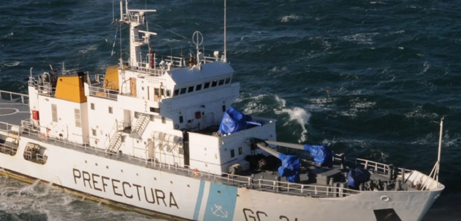 Guardacostas de la Prefectura Naval Argentina navegando